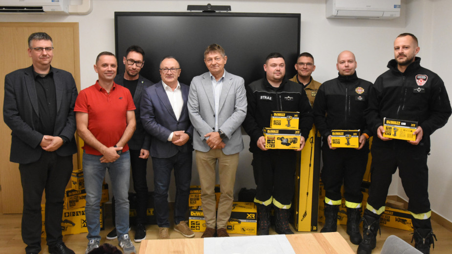 Nowy sprzęt trafił do strażaków z gminy Chojnice. Tym razem to narzędzia dla trzech jednostek OSP (FOTO)