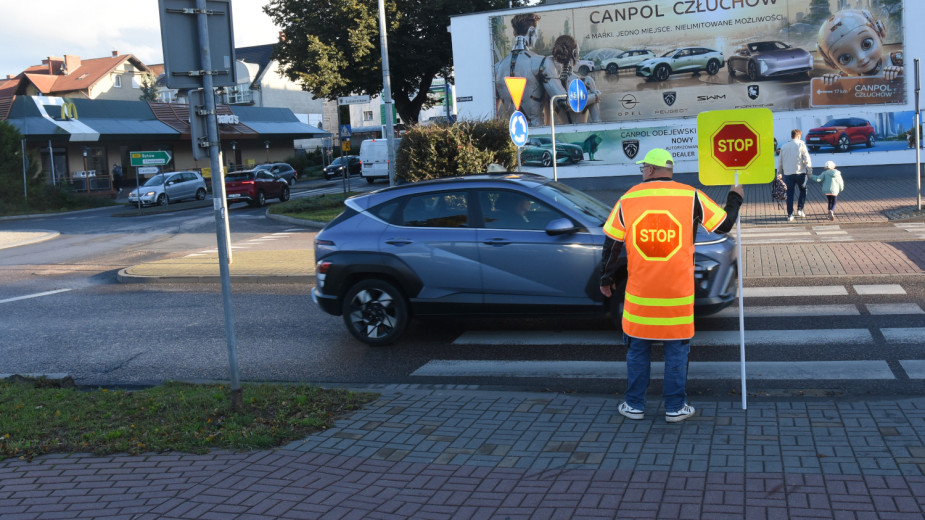 Przy rondzie Solidarności w Chojnicach pracują "przeprowadzacze". Zbierają pieszych w większe grupy, by co chwila nie blokowali ruchu