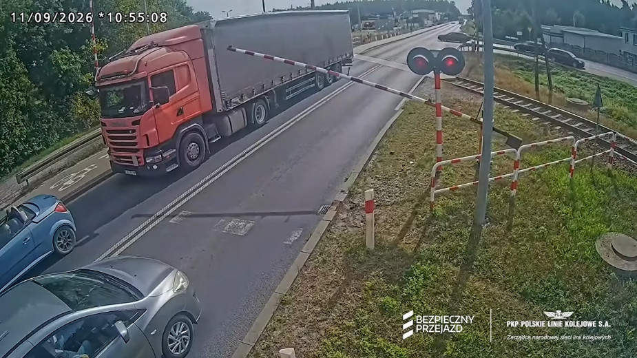 Ciężarówka utknęła między rogatkami na przejeździe kolejowym w Tucholi. Na szczęście tragedii udało się uniknąć (WIDEO)