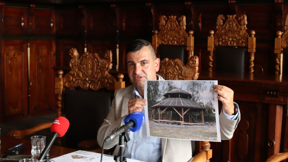 Budowa wiaty ogniskowo-grillowej przy ul. Ustronnej w Chojnicach w toku. Można się spodziewać szybszego zakończenia