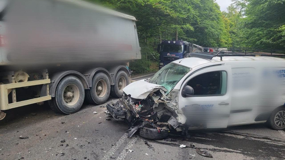Zderzenie trzech pojazdów na drodze wojewódzkiej 212 w miejscowości Wolność 