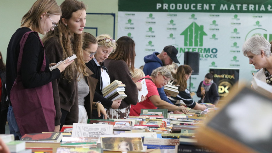 Sukces Wielkiej Wymiany Książek w Chojnicach. Trzecia edycja okazała się rekordowa. "Inicjatywa jest prospołeczna. Ja się bardzo cieszę, że możemy w tym uczestniczyć"