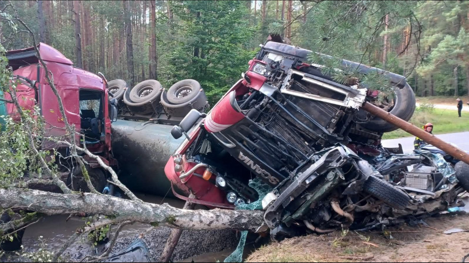 "Wyjechał z drogi podporządkowanej". Tragiczny w skutkach wypadek na drodze Przechlewo - Koczała. Po zderzeniu trzech pojazdów nie żyją dwie osoby (AKTUALIZACJA)