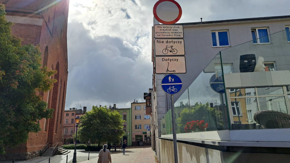 Koniec z hulajnogami elektrycznymi w ścisłym centrum Chojnic. Zmiany wejdą w życie od pierwszego października "ze względu na bezpieczeństwo"