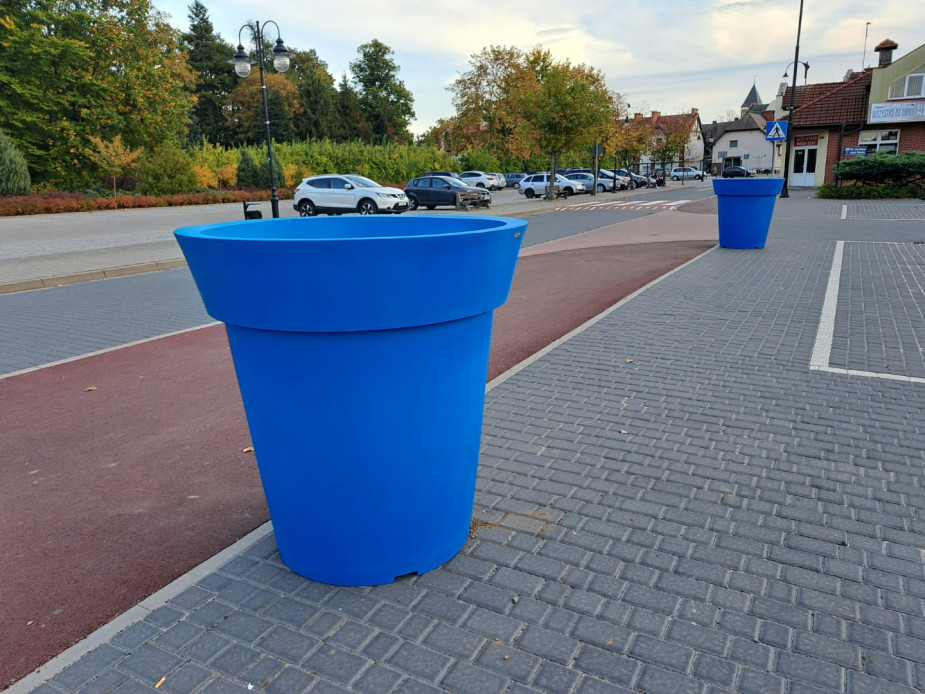 Są nowe elementy małej infrastruktury w Czersku. Kontrowersyjne okazały się wielkie donice na miejskim targowisku