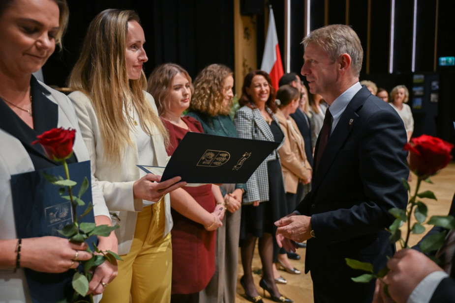 Dzień Edukacji Narodowej w gminie Brusy. Burmistrz Witold Ossowski wyr&oacute;żnił 60 najlepszych uczni&oacute;w i 17 nauczycieli