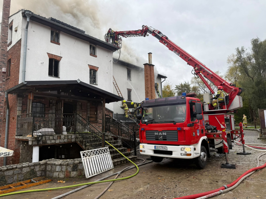Płonie restauracja przy ulicy Wolności w Bytowie. Z pożarem walczy 10 zastęp&oacute;w straży pożarnej. "Rozprzestrzenił się na poddasze" (FOTO, WIDEO)