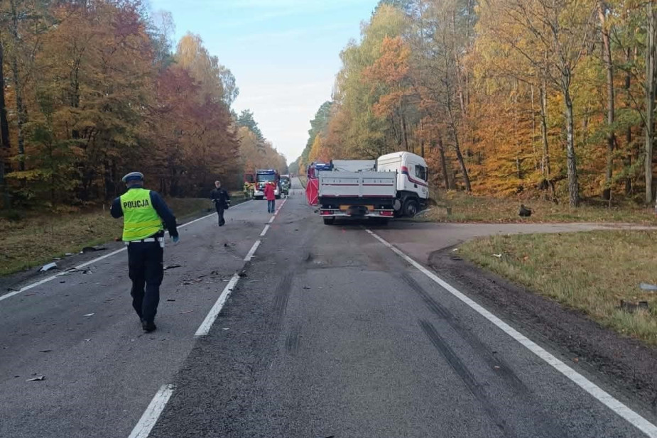 Śmiertelny wypadek na drodze krajowej nr 20 w powiecie kościerskim. Trzy pojazdy zderzyły się między Kaliskami a Kłobuczynem (FOTO, AKTUALIZACJA)