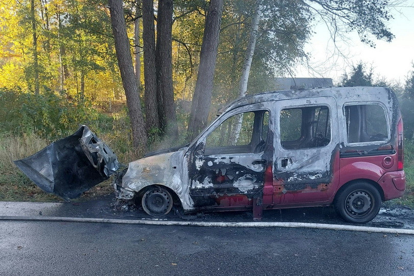 Pożar samochodu osobowego na drodze Śliwice - Czersk w okolicach Lipowej. W zdarzeniu nikt nie ucierpiał