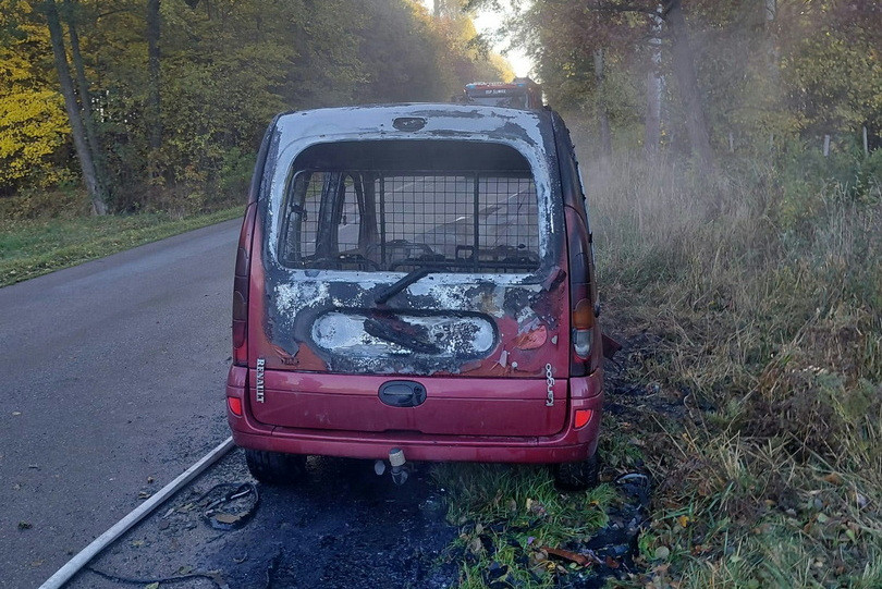 Pożar samochodu osobowego na drodze Śliwice - Czersk w okolicach Lipowej. W zdarzeniu nikt nie ucierpiał
