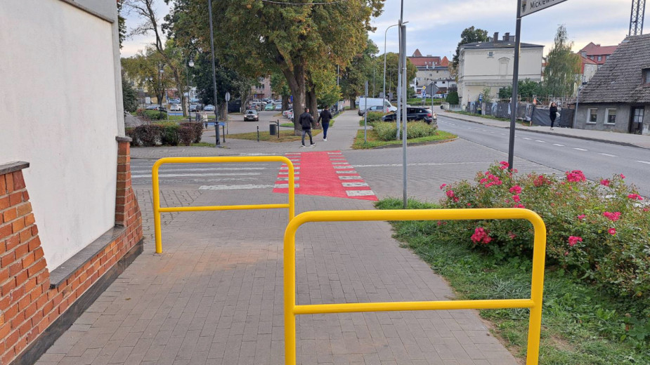 Co dalej z barierkami na chodniku przy ulicy Mickiewicza? Do chojnickiego ratusza trafiły pisma przeciw temu rozwiązaniu