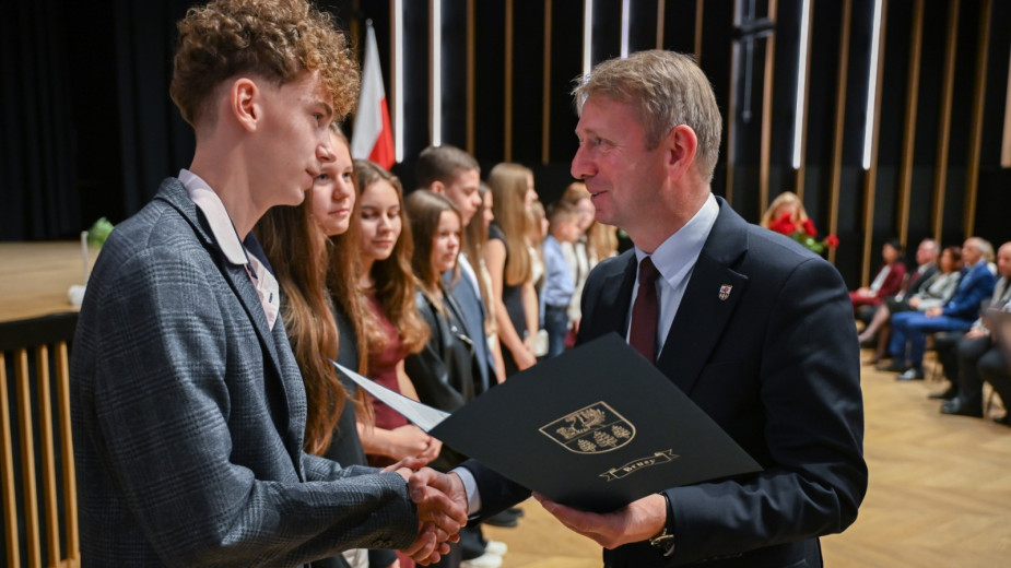 Dzień Edukacji Narodowej w gminie Brusy. Burmistrz Witold Ossowski wyróżnił 60 najlepszych uczniów i 17 nauczycieli