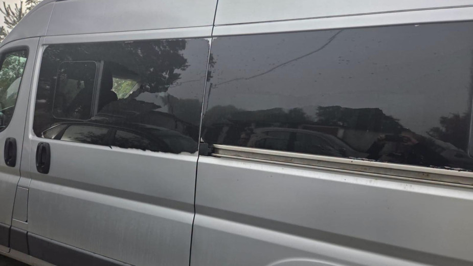 Nieznany sprawca ostrzelał szkolnego busa w Skarszewach. Policja wyjaśnia incydent pod szkołą