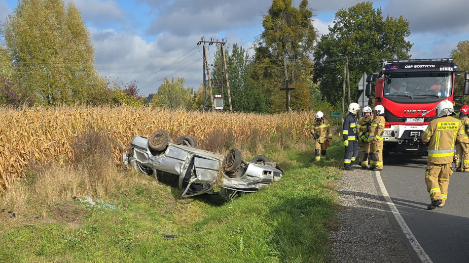 Wypadek na drodze wojewódzkiej 237 w gminie Gostycyn. Kierujący trafił do szpitala, na miejscu zdarzenia pracują policjanci