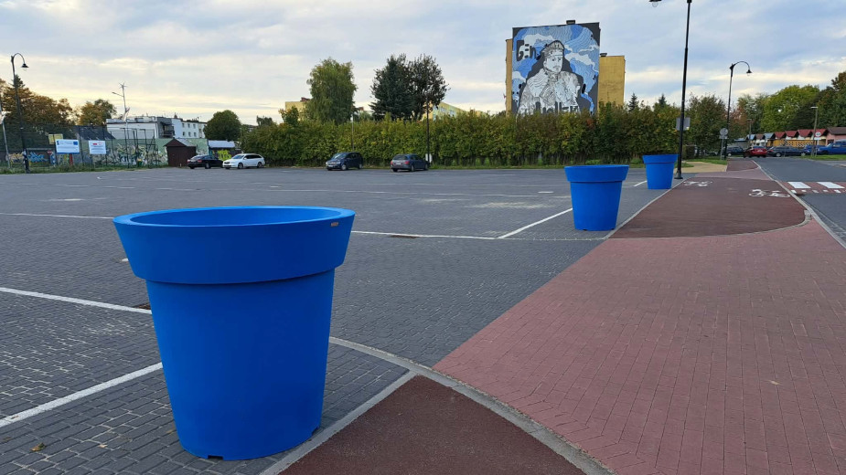 Są nowe elementy małej infrastruktury w Czersku. Kontrowersyjne okazały się wielkie donice na miejskim targowisku