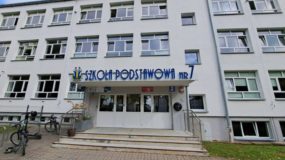 Czy drzwi ewakuacyjne mogą być zamknięte? Wątpliwości rodziców po nowych środkach ostrożności w szkołach