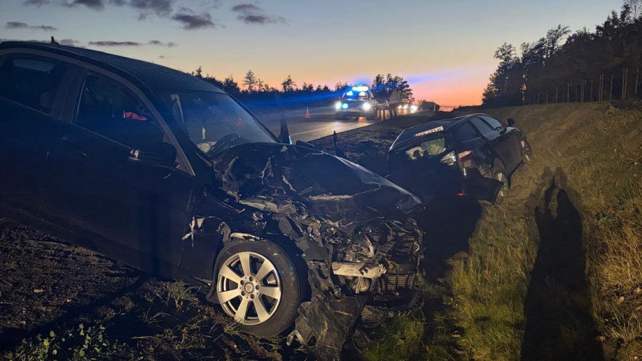Zderzenie dwóch aut w pobliżu Jeziorek na drodze krajowej 22. Kierowcy trafili do szpitala
