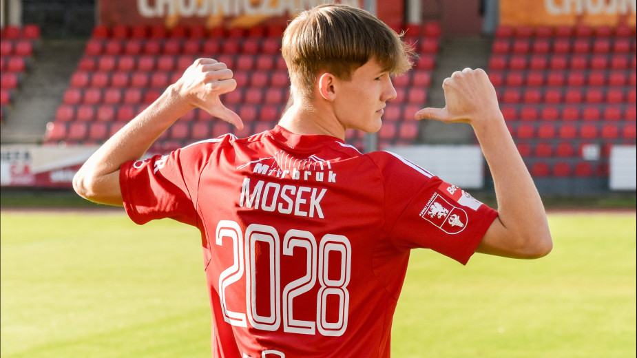 Wychowanek Chojniczanki Filip Mosek podpisał nowy kontrakt z klubem. Parafował umowę na dwa lata z opcją przedłużenia o rok