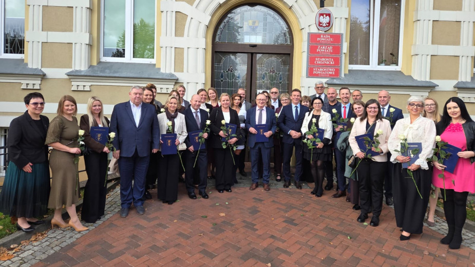 Dziś Dzień Nauczyciela. Z tej okazji dyrektorzy i pedagodzy szkół ponadpodstawowych w powiecie chojnickim otrzymali nagrody