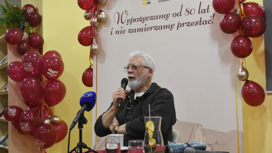 Rozmowa o kondycji telewizji, teatrze i czytaniu książek. Tomasz Raczek w chojnickiej bibliotece na zakończenie jej jubileuszu (FOTO)