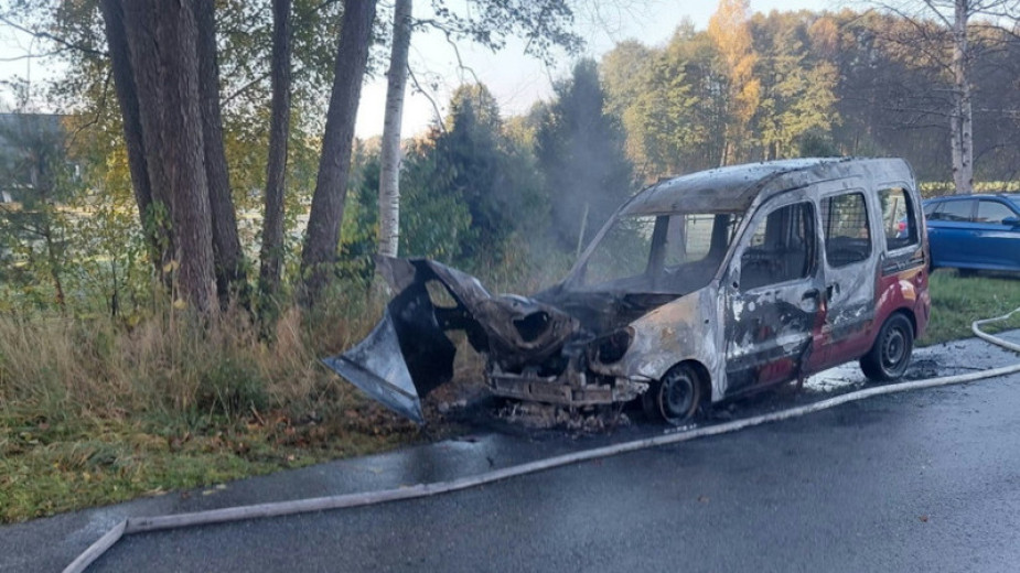 Pożar samochodu osobowego na drodze Śliwice - Czersk w okolicach Lipowej Tucholskiej. W zdarzeniu nikt nie ucierpiał