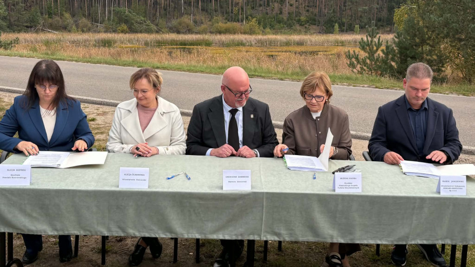 Rusza budowa długo wyczekiwanej ścieżki pieszo-rowerowej z Kościerzyny do Wdzydz. Władze powiatu kościerskiego podpisały umowę z wykonawcą (FOTO)