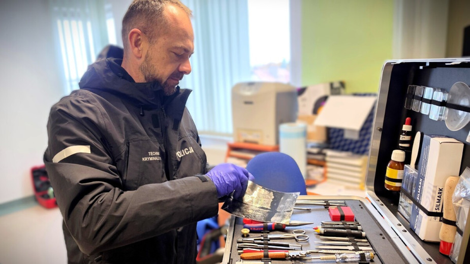 Policjant ze starogardzkiej komendy w czasie wolnym pomógł seniorce. Kobieta zaginęła w terenie leśnym