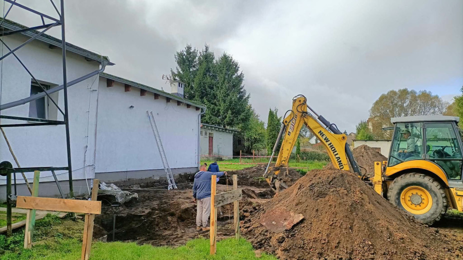 Trwają prace przy rozbudowie świetlicy wiejskiej w Orzełku, w gminie Kamień Krajeński. Inwestycja realizowana jest w ramach funduszy na obronę cywilną i ochronę ludności