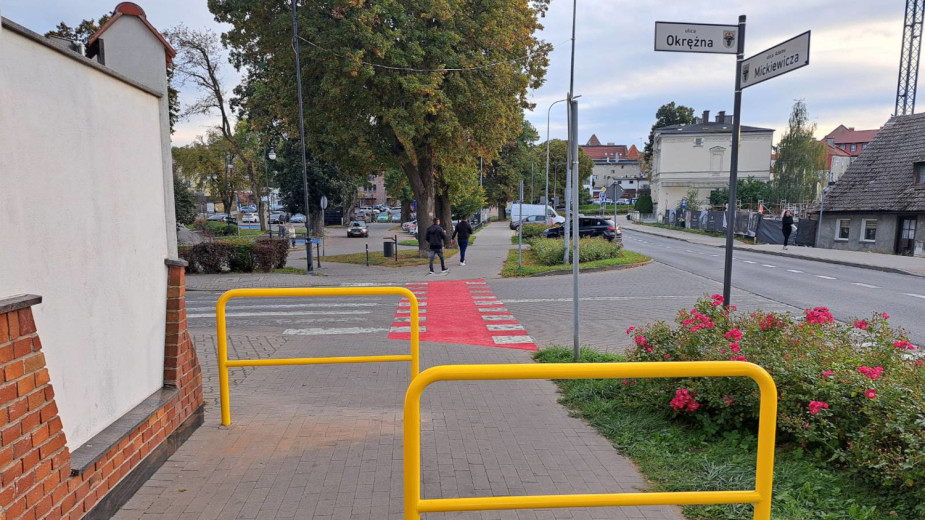 Chojnicki ratusz zamontował szykanę drogową na chodniku przy ulicy Mickiewicza. Ma to spowolnić rowerzystów i osoby na hulajnogach