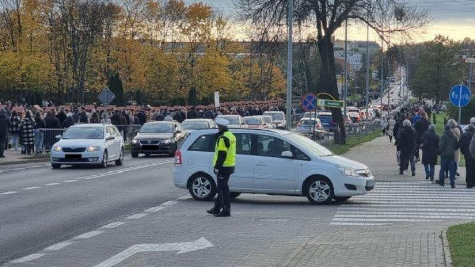 Więcej policji przy cmentarzach w powiecie chojnickim. Zmiana organizacji ruchu tylko w Brusach (MAPKA)