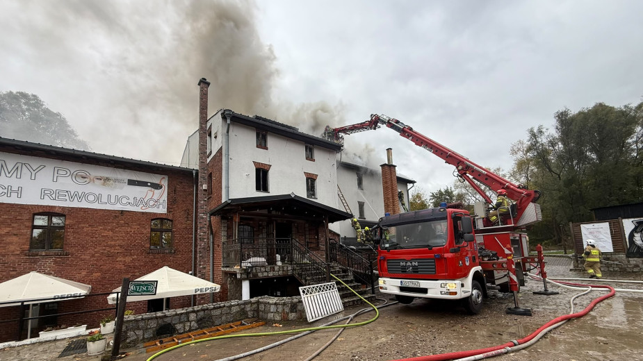 Płonie restauracja przy ulicy Wolności w Bytowie. Z pożarem walczy 10 zastępów straży pożarnej. "Rozprzestrzenił się na poddasze" (FOTO)