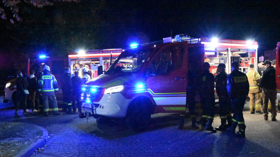 Trzy nowe wozy strażackie dotarły do gminy Chojnice. Pod urzędem przywitali je druhowie i władze samorządowe (FOTO)