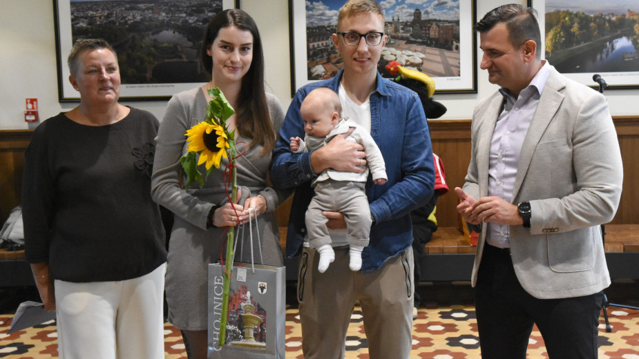Rodzice najmłodszych mieszkańców Chojnic odebrali wyprawki. W środku kocyk, list gratulacyjny i zaproszenie na basen (FOTO)