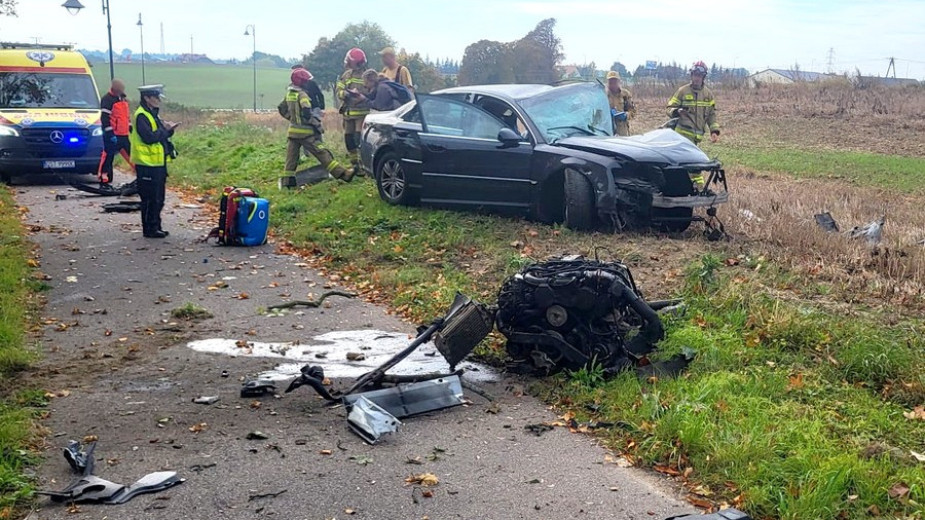 Groźnie wyglądające zdarzenie w gminie Starogard Gdański. Audi z czterema osobami w środku roztrzaskało się na drzewie (FOTO)
