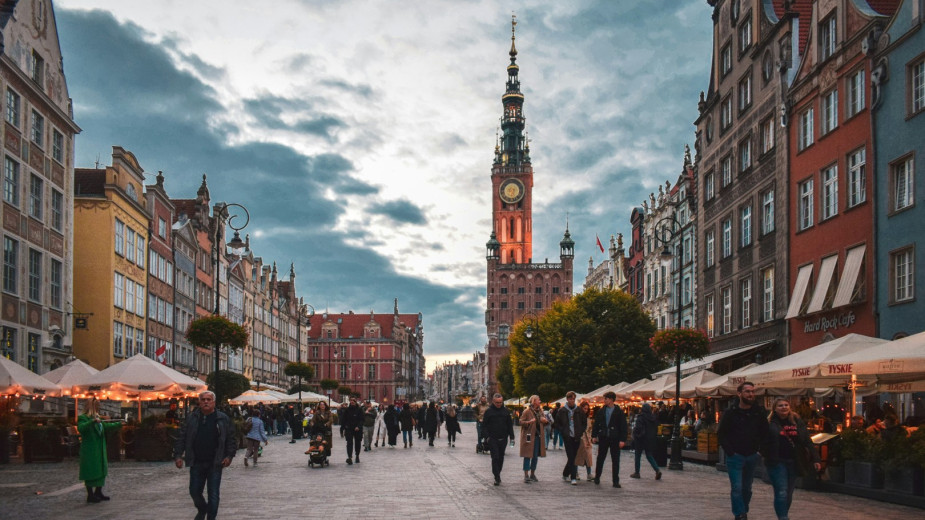 Planujesz podróż z Gdańska pociągiem i nie wiesz gdzie zostawić samochód? Sprawdź dostępne opcje!