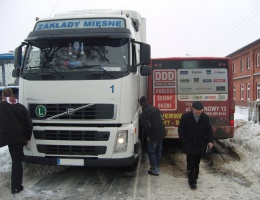 Kolizja TIR-a z autobusem w Chojnicach