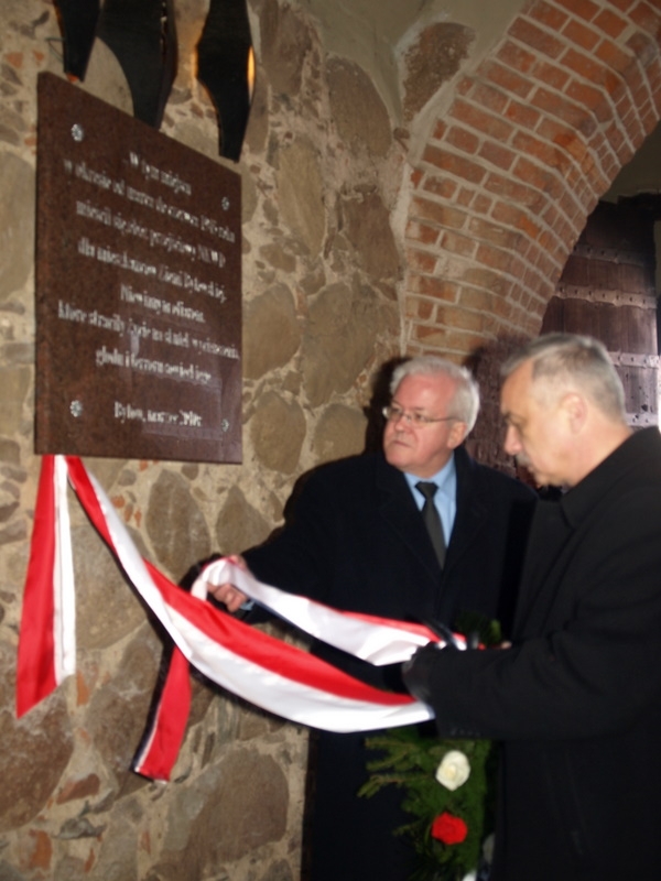 Bytów kontrowersje wokół tablicy upamiętniającej osoby niewinnie więzione w 1945 roku przez NKWD