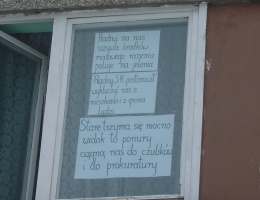 Zniszczył młotkiem okno sąsiadowi!