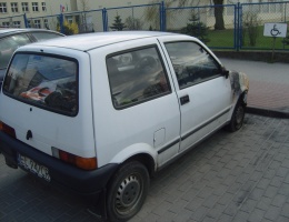 Spalony samochód blokuje miejsce na parkingu dla niepełnosprawnych