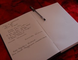 Księga kondolencyjna na człuchowskim rynku