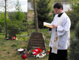 W Dziechowie odsłonięto tablicę upamiętniającą śmierć Lecha   Kaczyńskiego w katastrofie pod Smoleńskiem