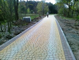 Trwa remont pieszo-jezdni prowadzącej do akweduktu w Fojutowie