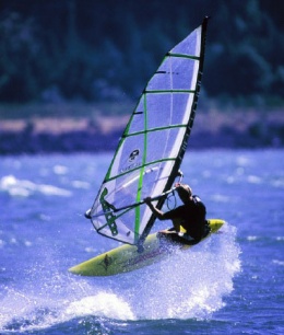 Sezonowa szkoła windsurfingu w Charzykowach