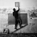 Zdjęcie roku 2011, Jacek Szydłowski, &acute;&acute;Dziennik Wschodni&acute;&acute;. Sprzątanie po wielkiej wodzie. Wolontariusz usuwa godło państwowe z sali lekcyjnej w szkole podstawowej w Wilkowie.