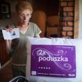 Maria Kaszubowska z legitymacją świadczącą o stopniu niepełnosprawności i poduszką fot. Daniel Frymark