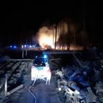 Pożar dużej sterty drewna w Lubni. Fot. OSP Brusy.